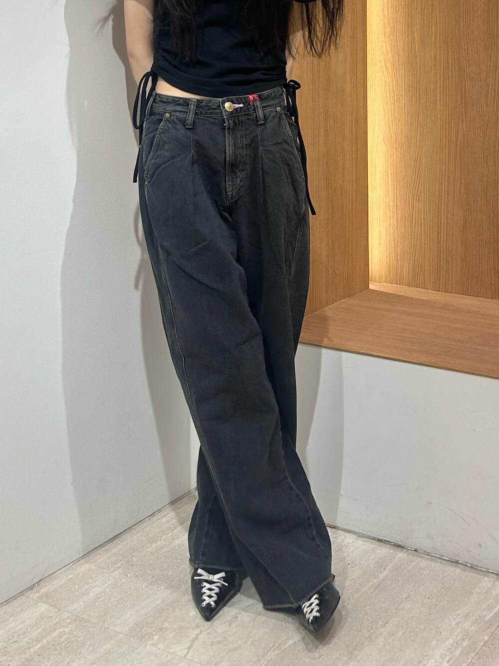 ブラック系のTシャツ/カットソー、ブラック系のデニムパンツ、ブラック系のパンプスを着用したレディースの秋コーディネートの6枚目の写真