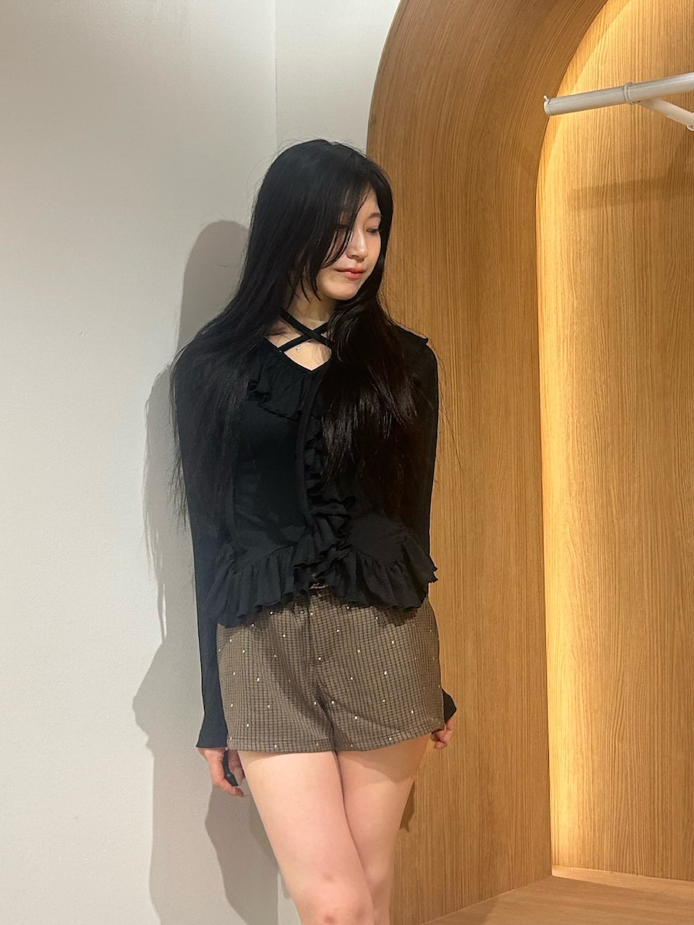 ブラック系のTシャツ/カットソー、ブラウン系のその他パンツ、ブラック系のブーツを着用したレディースの秋コーディネートの4枚目の写真