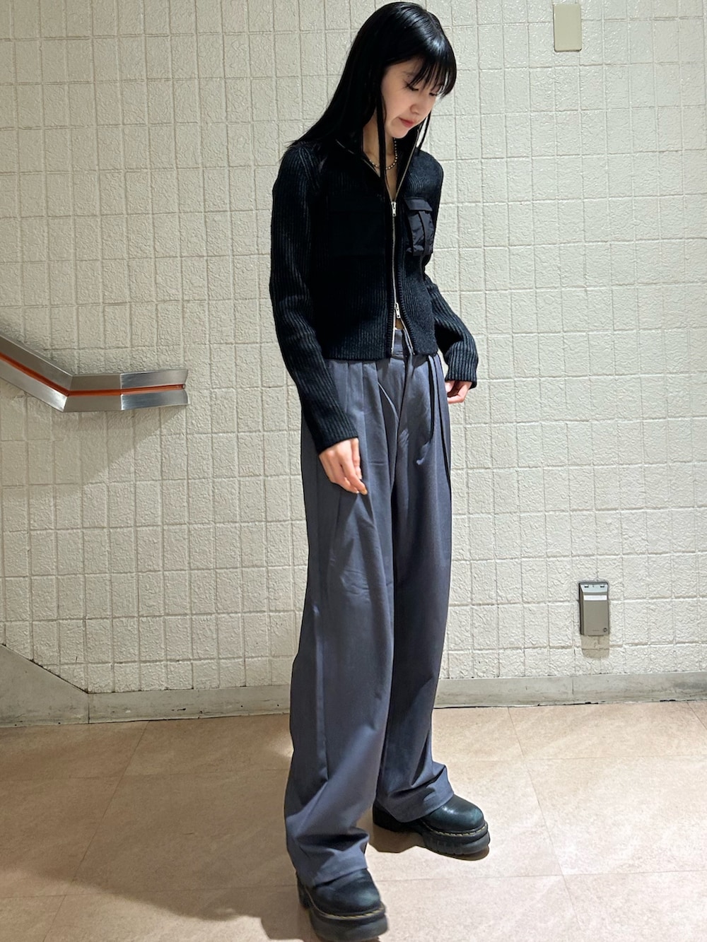 ブラック系のニット/セーター、グレー系のその他パンツを着用したレディースの秋コーディネートの2枚目の写真