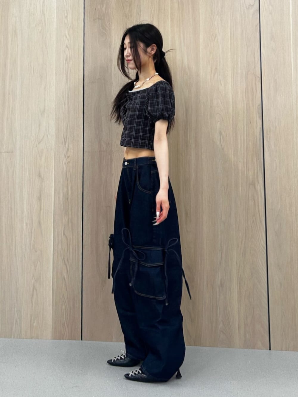ブラック系のパンプス、ブルー系のデニムパンツ、ブラウン系のシャツ/ブラウスを着用したレディースの夏コーディネートの2枚目の写真