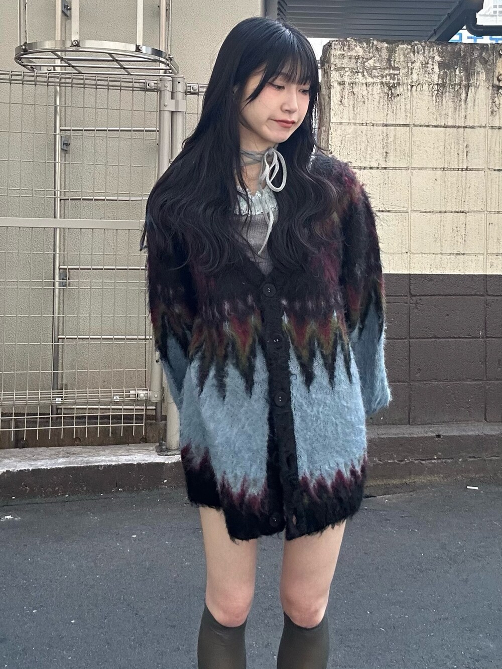 ブラック系のカーディガン/ボレロ、グレー系のTシャツ/カットソーを着用したレディースの秋コーディネートの2枚目の写真