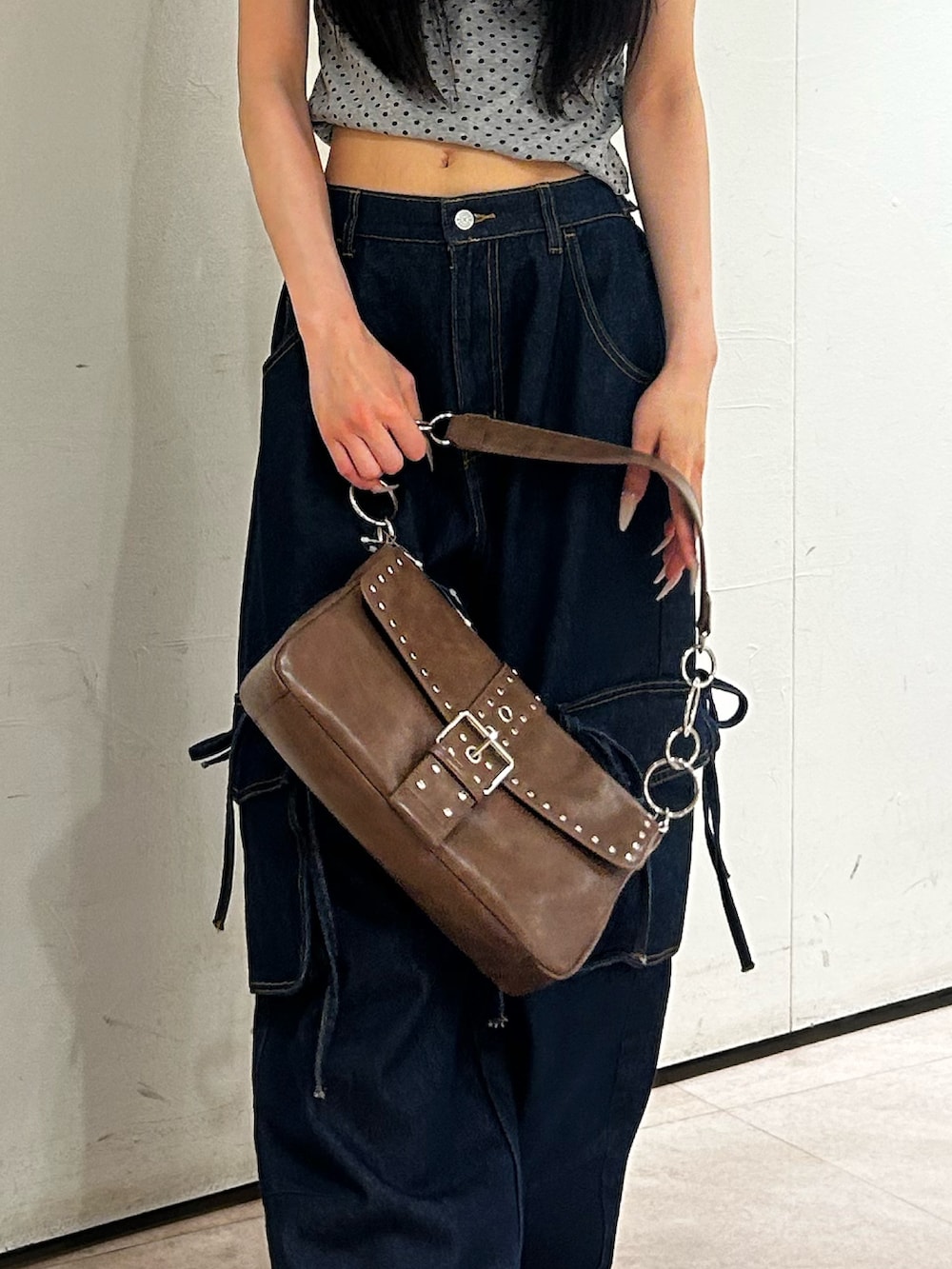 グリーン系のパンプス、グレー系のタンクトップ、ブルー系のデニムパンツを着用したレディースの夏コーディネートの8枚目の写真