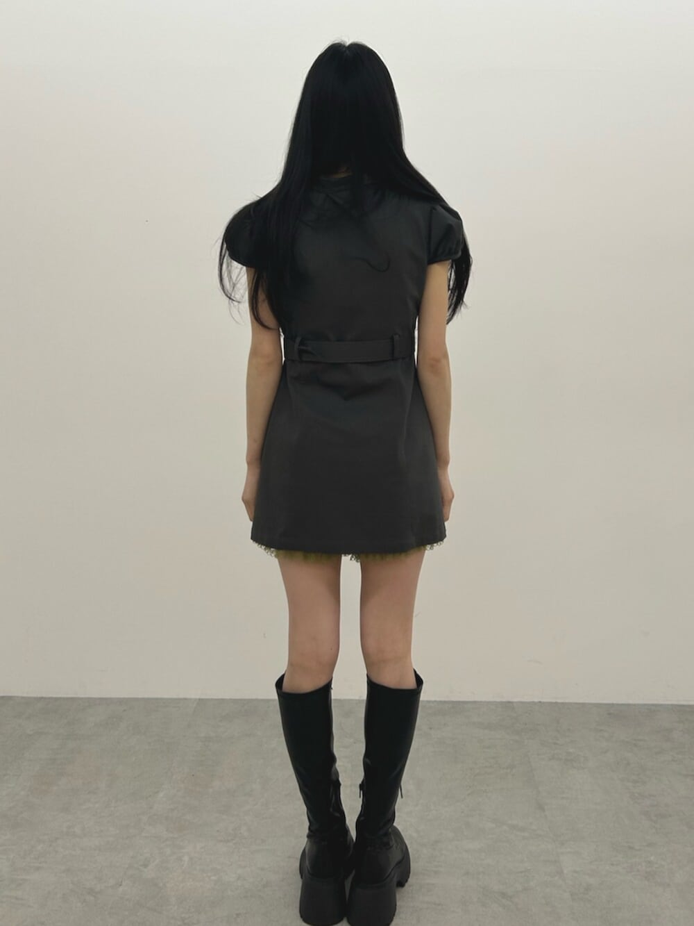 ブラック系のブーツ、ブラック系のワンピースを着用したレディースの春コーディネートの3枚目の写真