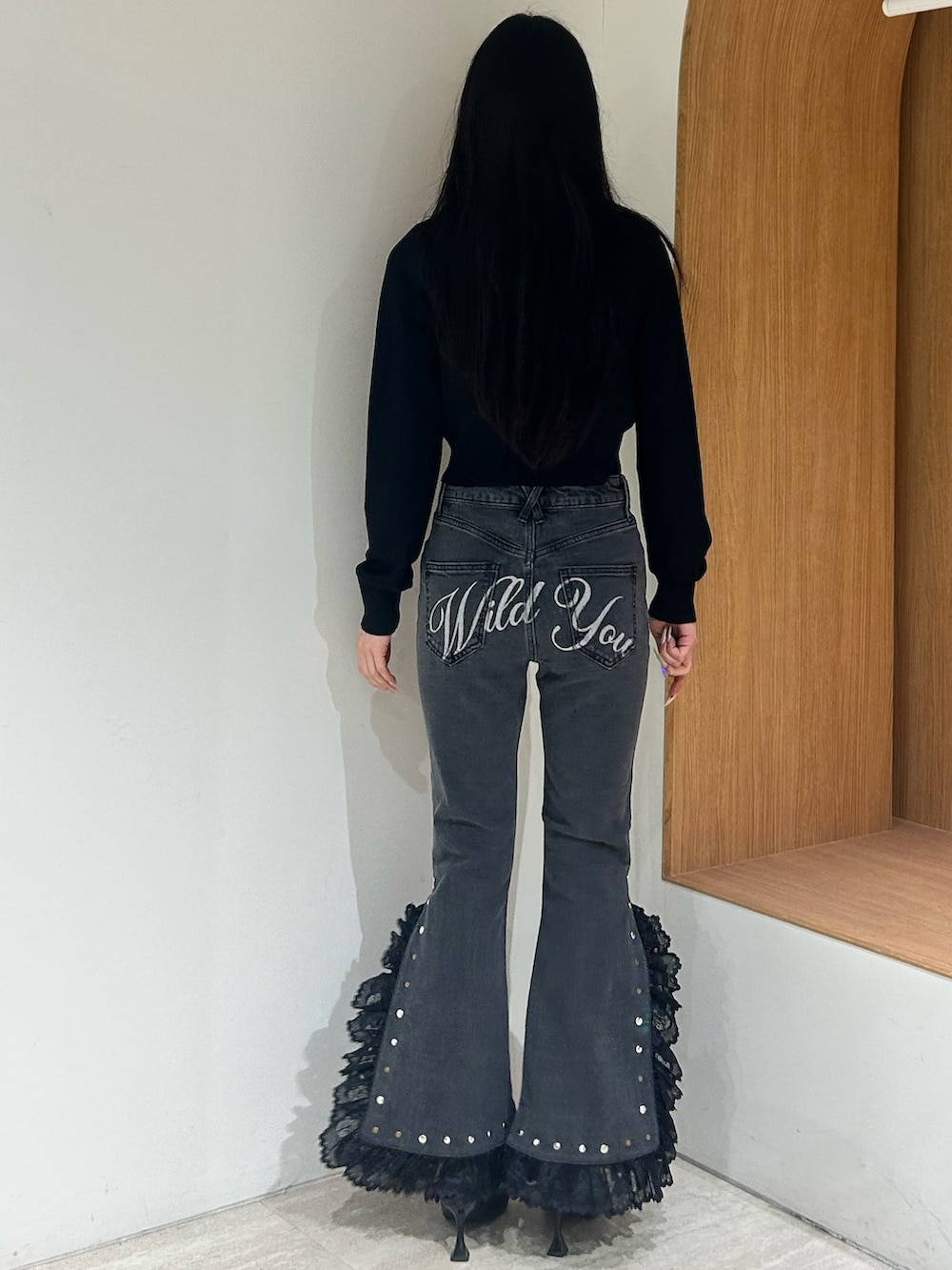 ブラック系のカーディガン/ボレロ、ブラック系のデニムパンツ、ブラック系のパンプスを着用したレディースの春コーディネートの2枚目の写真