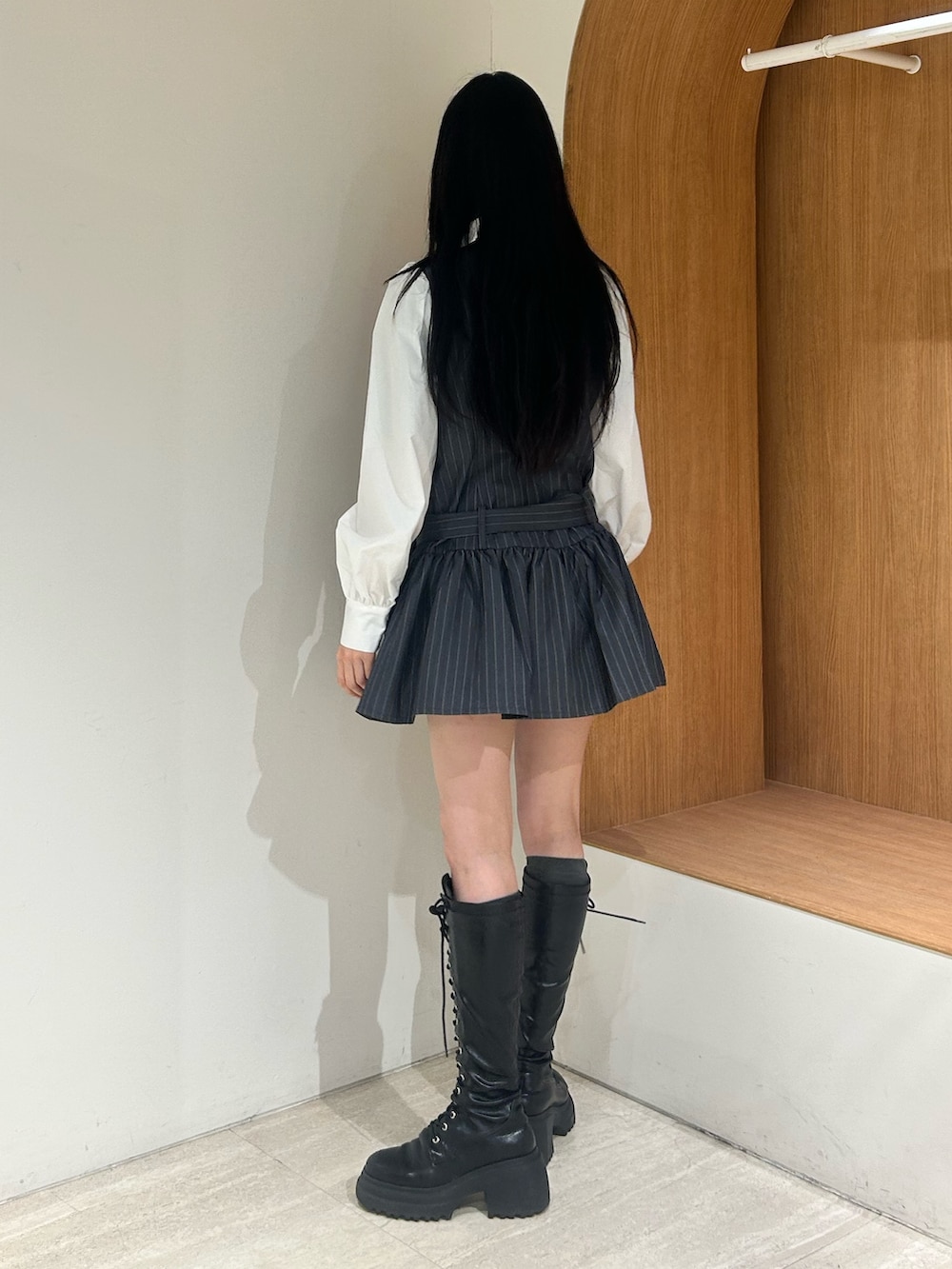 ブラック系のブーツ、グレー系のシャツワンピースを着用したレディースの春コーディネートの3枚目の写真