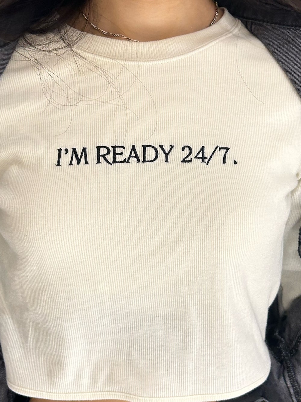 ブラック系のデニムジャケット、ホワイト系のTシャツ/カットソー、グレー系のスカートを着用したレディースの春コーディネートの4枚目の写真