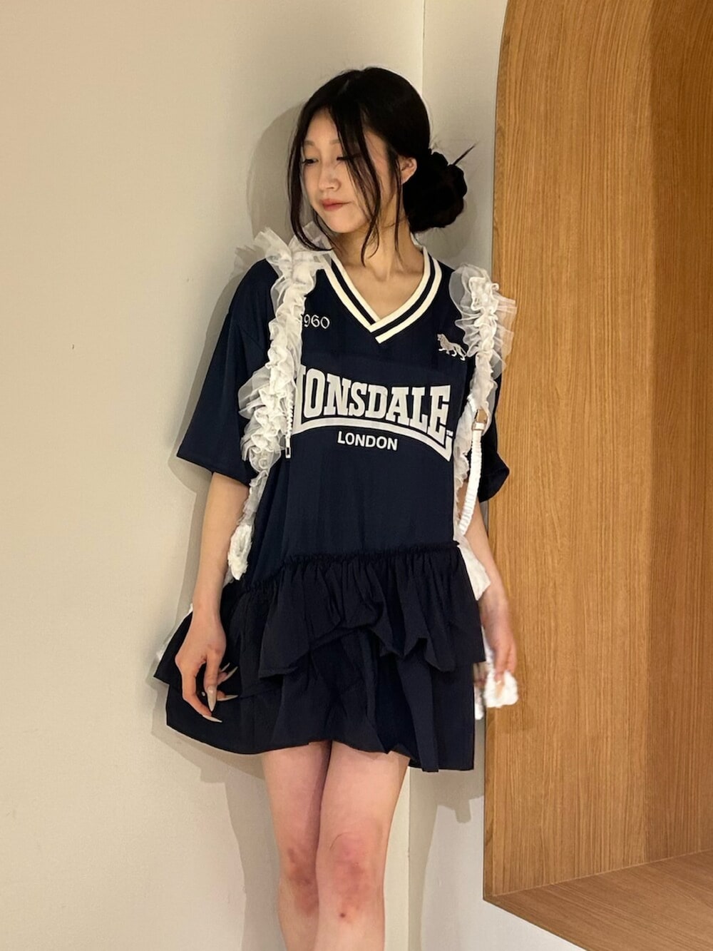 ブルー系のワンピース、ホワイト系のベルトを着用したレディースの春コーディネートの4枚目の写真
