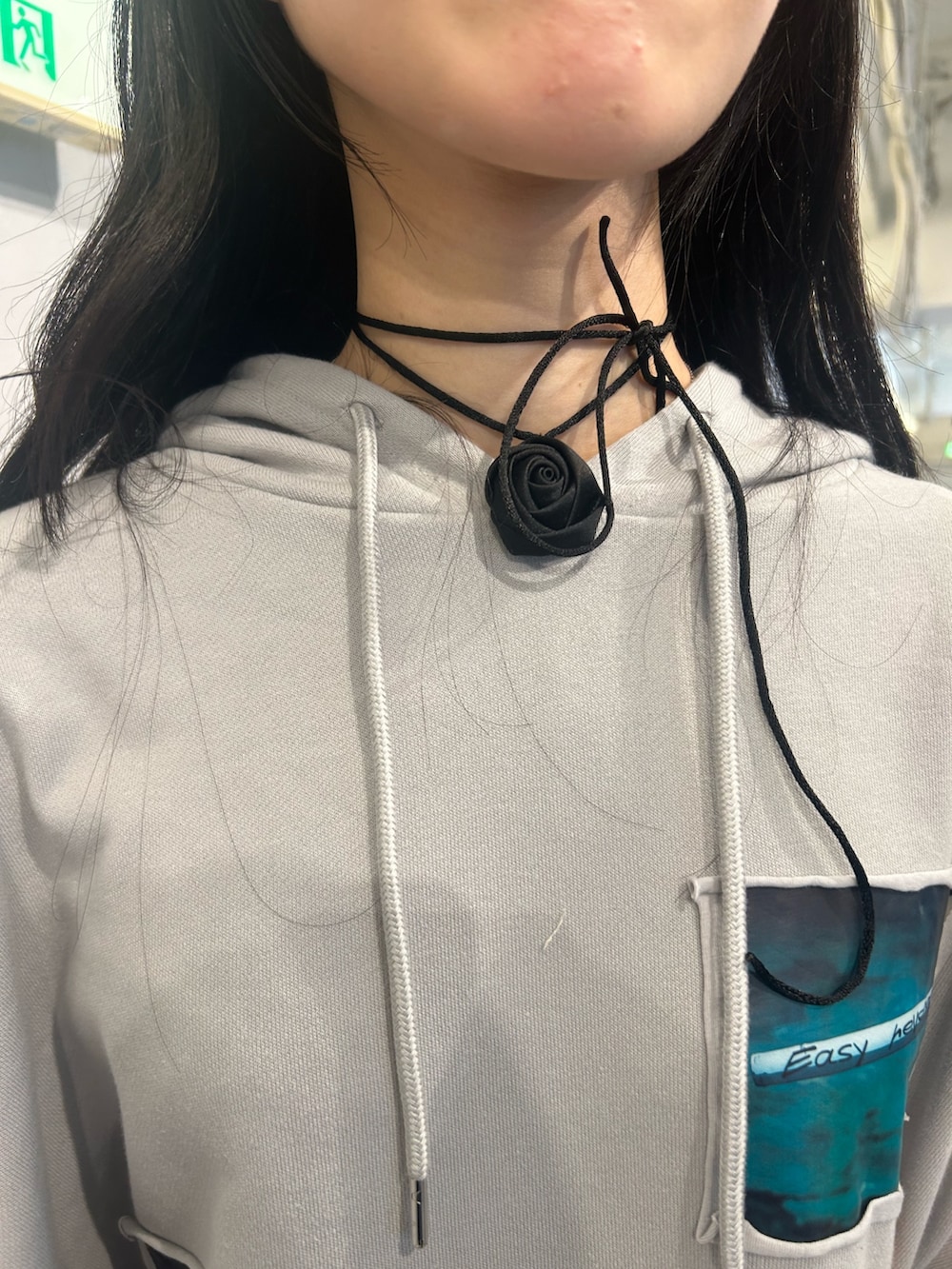 ブルー系のパーカー、ブラック系のスカート、ブルー系のブーツを着用したレディースの秋コーディネートの5枚目の写真