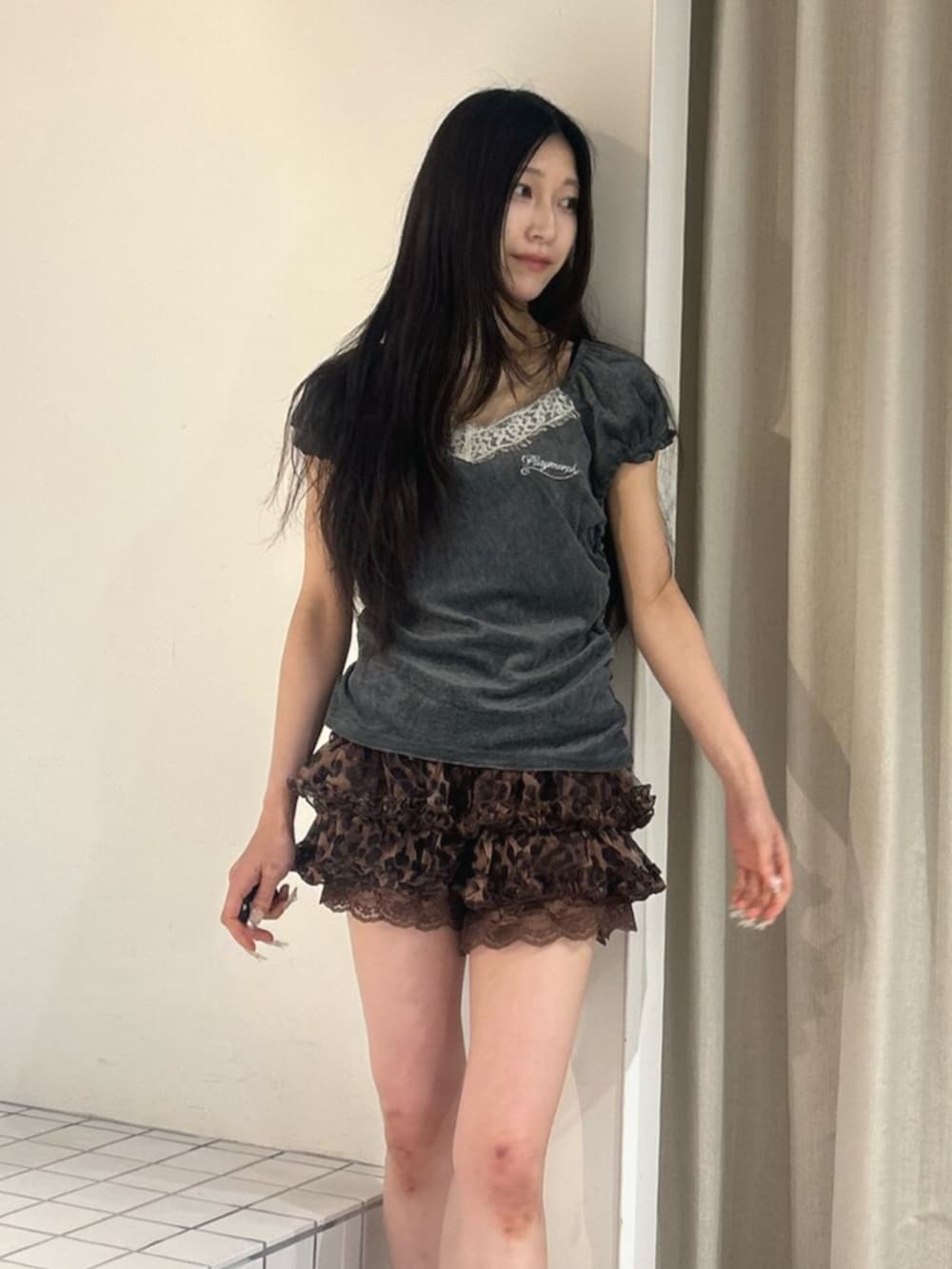 ブラウン系のその他パンツ、ブラック系のサンダル、グレー系のTシャツ/カットソーを着用したレディースの夏コーディネートの4枚目の写真