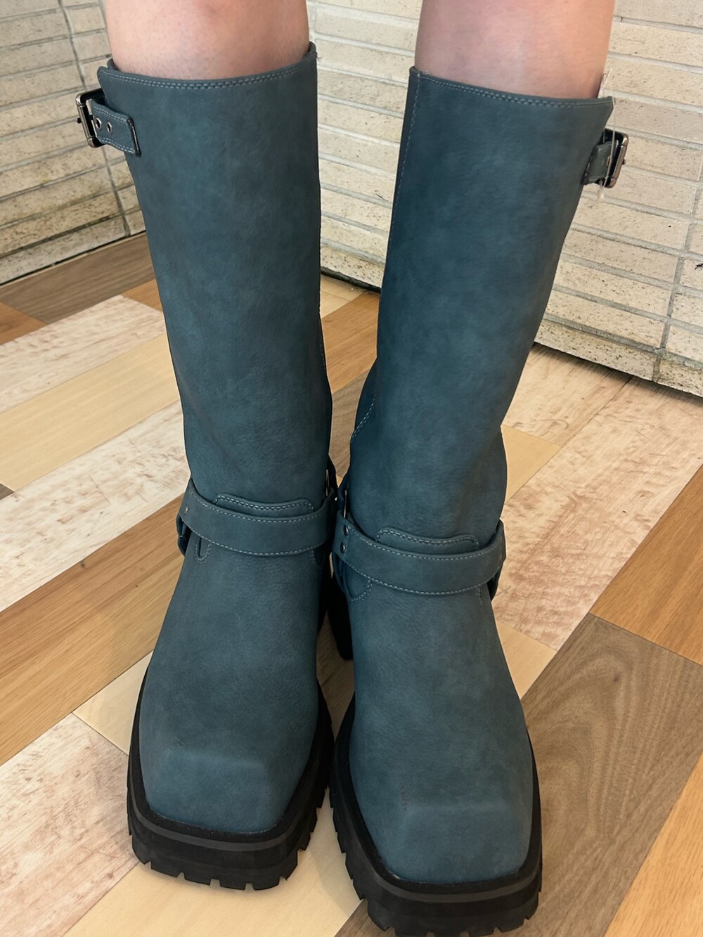 ブラック系のニット/セーター、パープル系のTシャツ/カットソー、ブラック系のスカートを着用したレディースの秋コーディネートの9枚目の写真