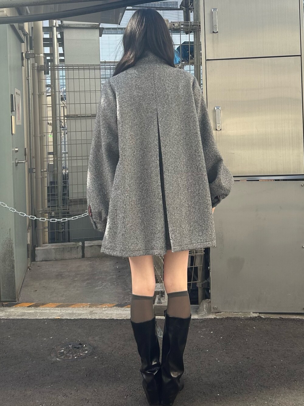 グレー系のその他アウター、ブラック系のブーツを着用したレディースの秋コーディネートの3枚目の写真