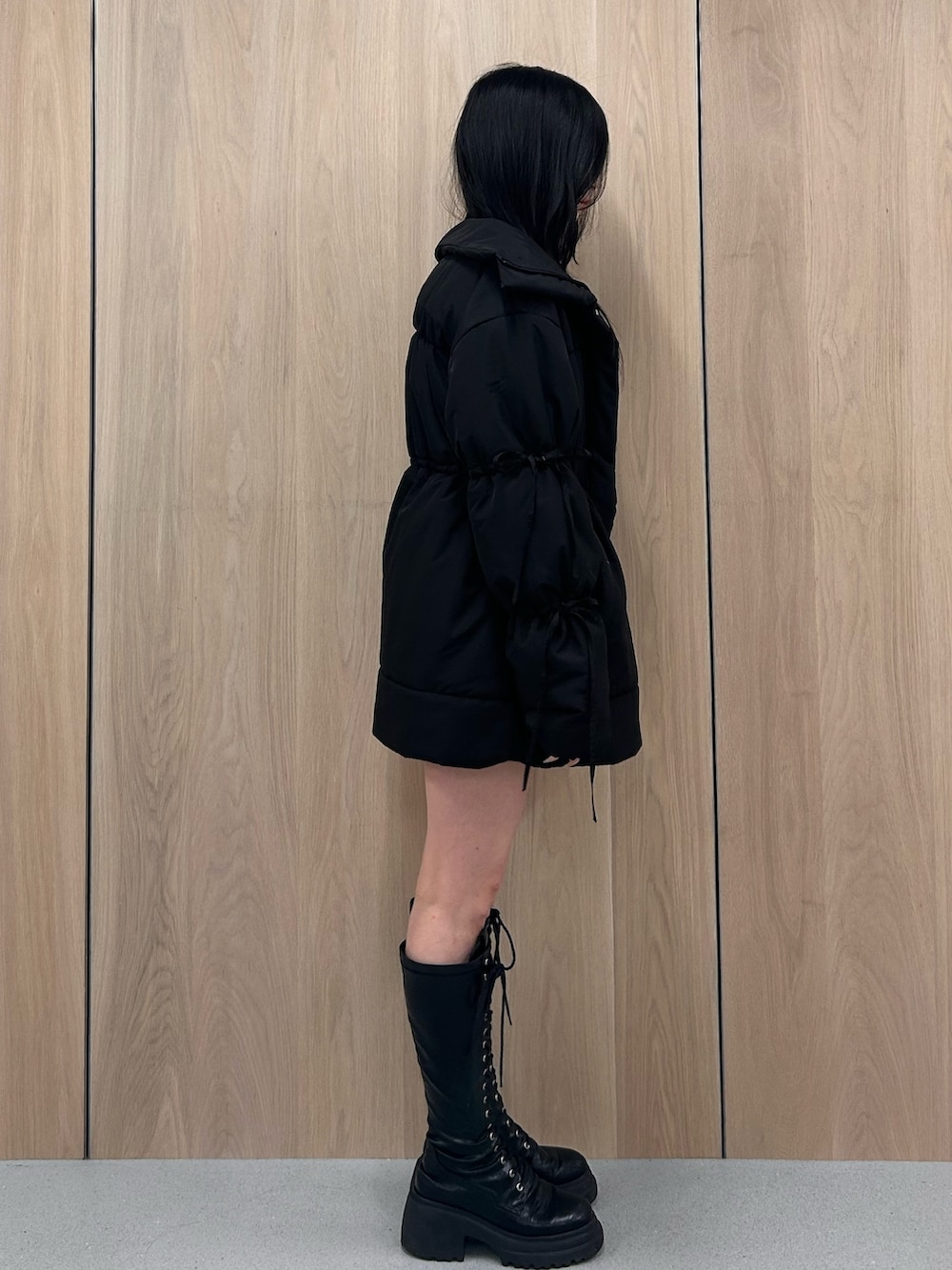 ブラック系のダウンジャケット/コート、ブラック系のブーツを着用したレディースの冬コーディネートの2枚目の写真