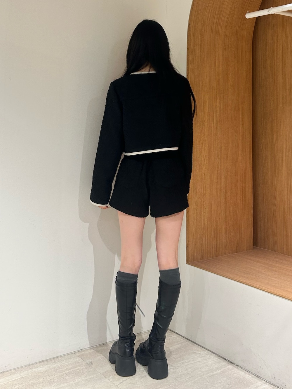 ブラック系のその他パンツ、ブラック系のノーカラージャケット、ブラック系のブーツを着用したレディースの冬コーディネートの3枚目の写真