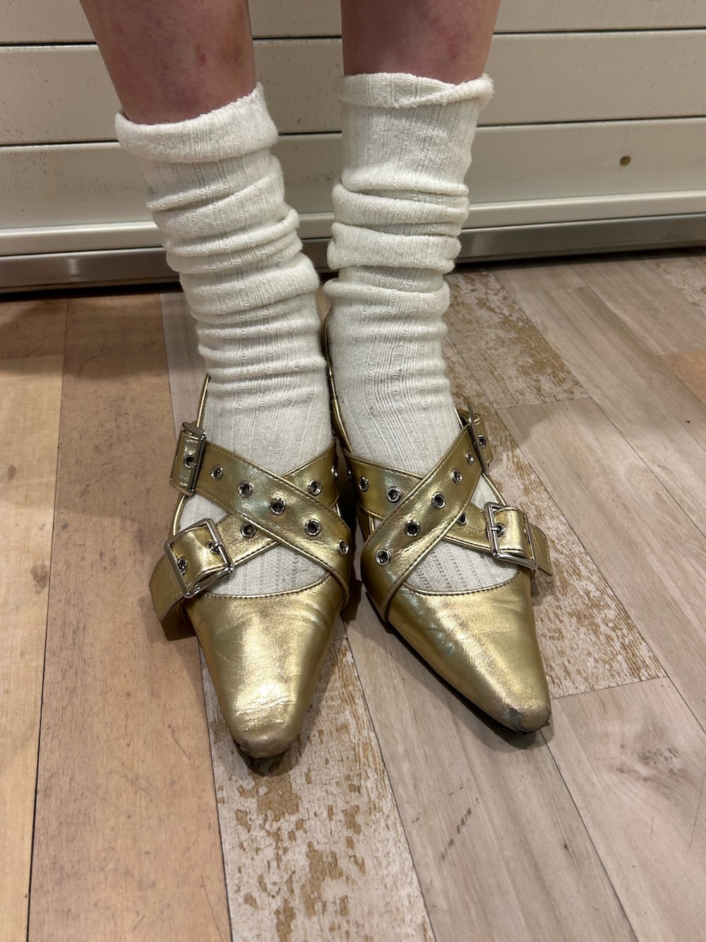 ホワイト系のその他パンツ、ブルー系のニット/セーター、ゴールド系のパンプスを着用したレディースの春コーディネートの9枚目の写真