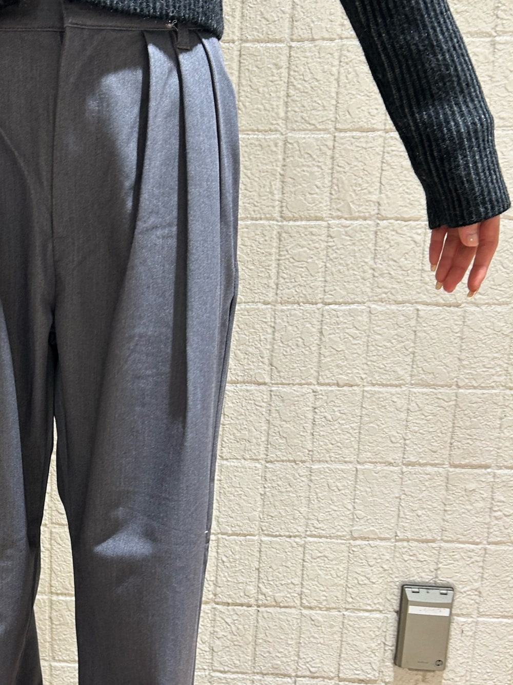 ブラック系のニット/セーター、グレー系のその他パンツを着用したレディースの秋コーディネートの7枚目の写真