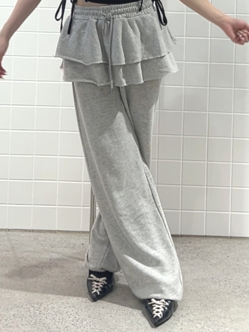 ブラック系のパンプス、グレー系のスウェットパンツ、ブラック系のTシャツ/カットソーを着用したレディースの秋コーディネートの6枚目の写真