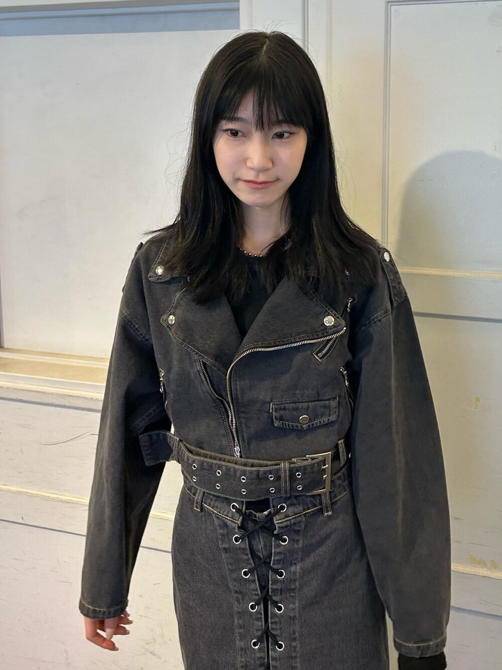 ブラック系のデニムパンツ、ブラック系のライダースジャケットを着用したレディースの秋コーディネートの4枚目の写真