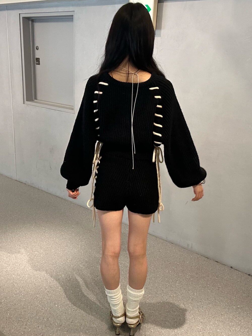ブラック系のカーディガン/ボレロ、ブラック系のその他パンツ、ゴールド系のパンプスを着用したレディースの秋コーディネートの3枚目の写真