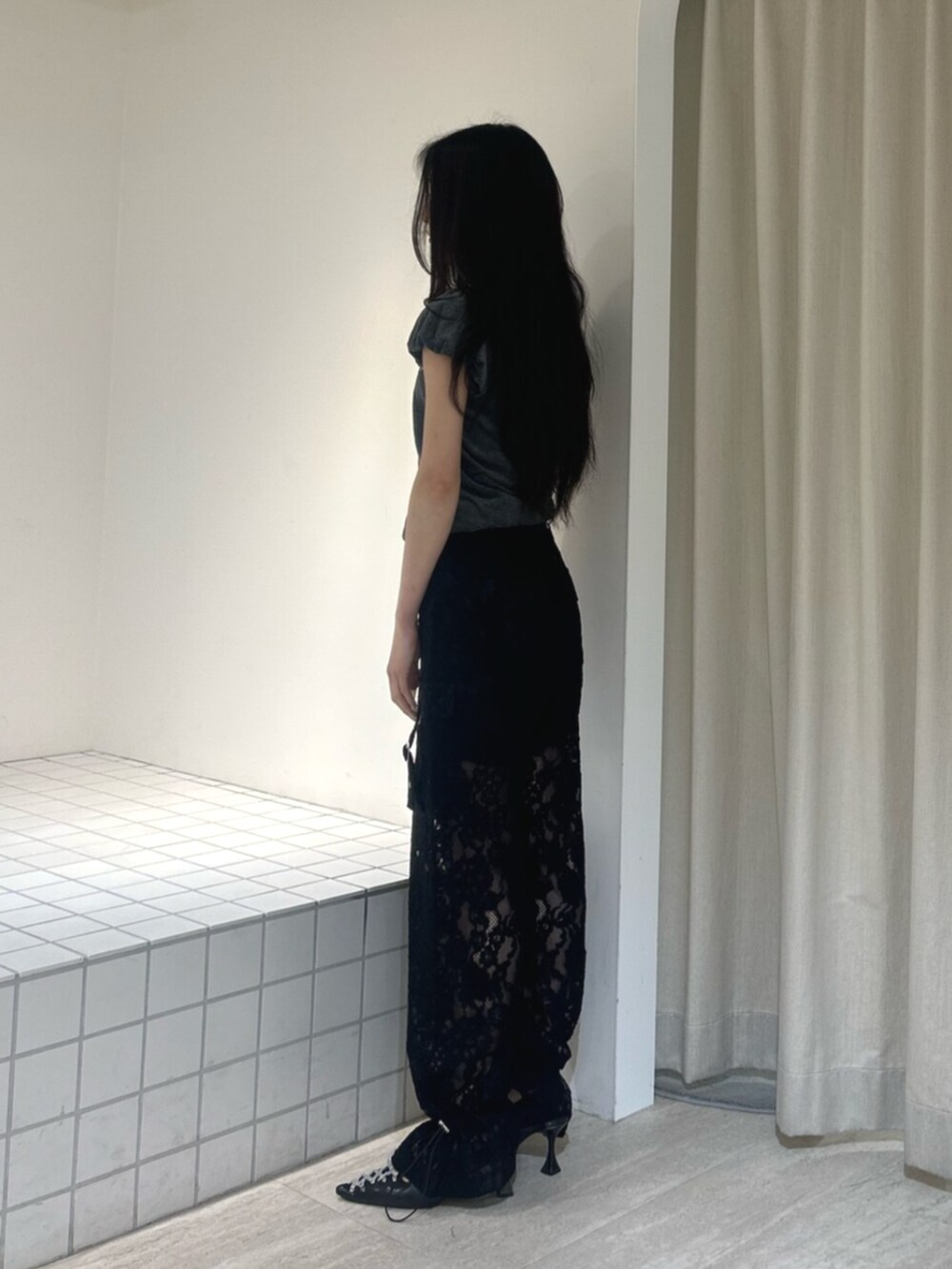 ブラック系のパンプス、ブラック系のその他パンツ、グレー系のTシャツ/カットソーを着用したレディースの夏コーディネートの2枚目の写真