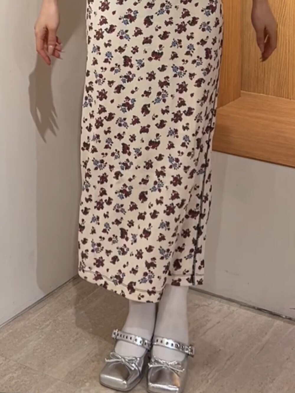 シルバー系のパンプス、ホワイト系のワンピースを着用したレディースの夏コーディネートの6枚目の写真