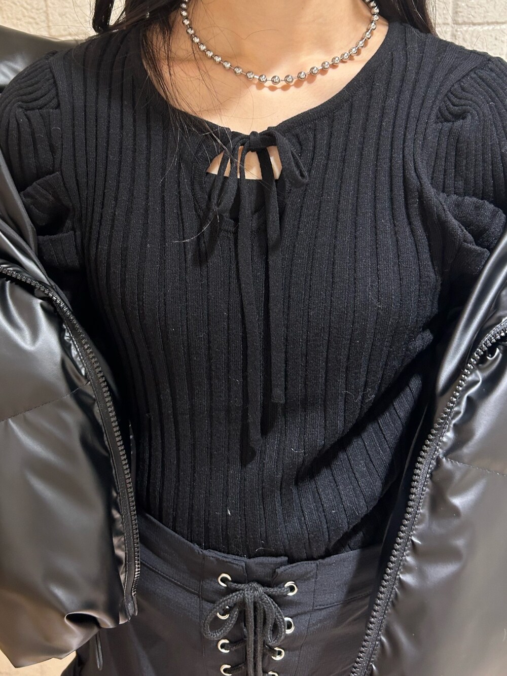 ブラック系のニット/セーター、ブラック系のダウンジャケット/コート、ブラック系のその他パンツを着用したレディースの冬コーディネートの4枚目の写真