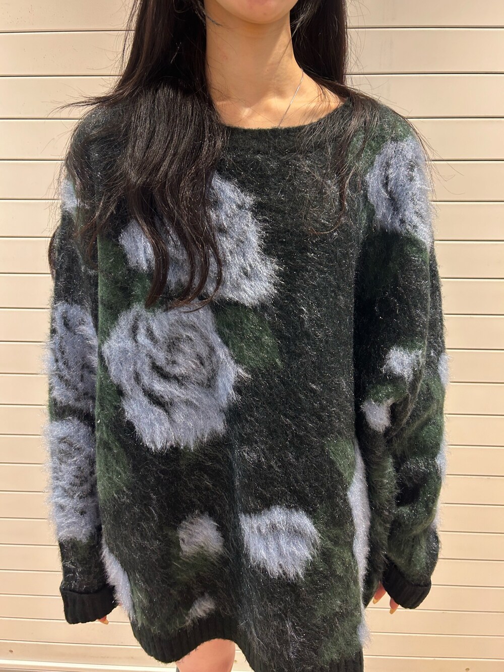 ブラック系のニット/セーター、ブラウン系のブーツを着用したレディースの冬コーディネートの4枚目の写真