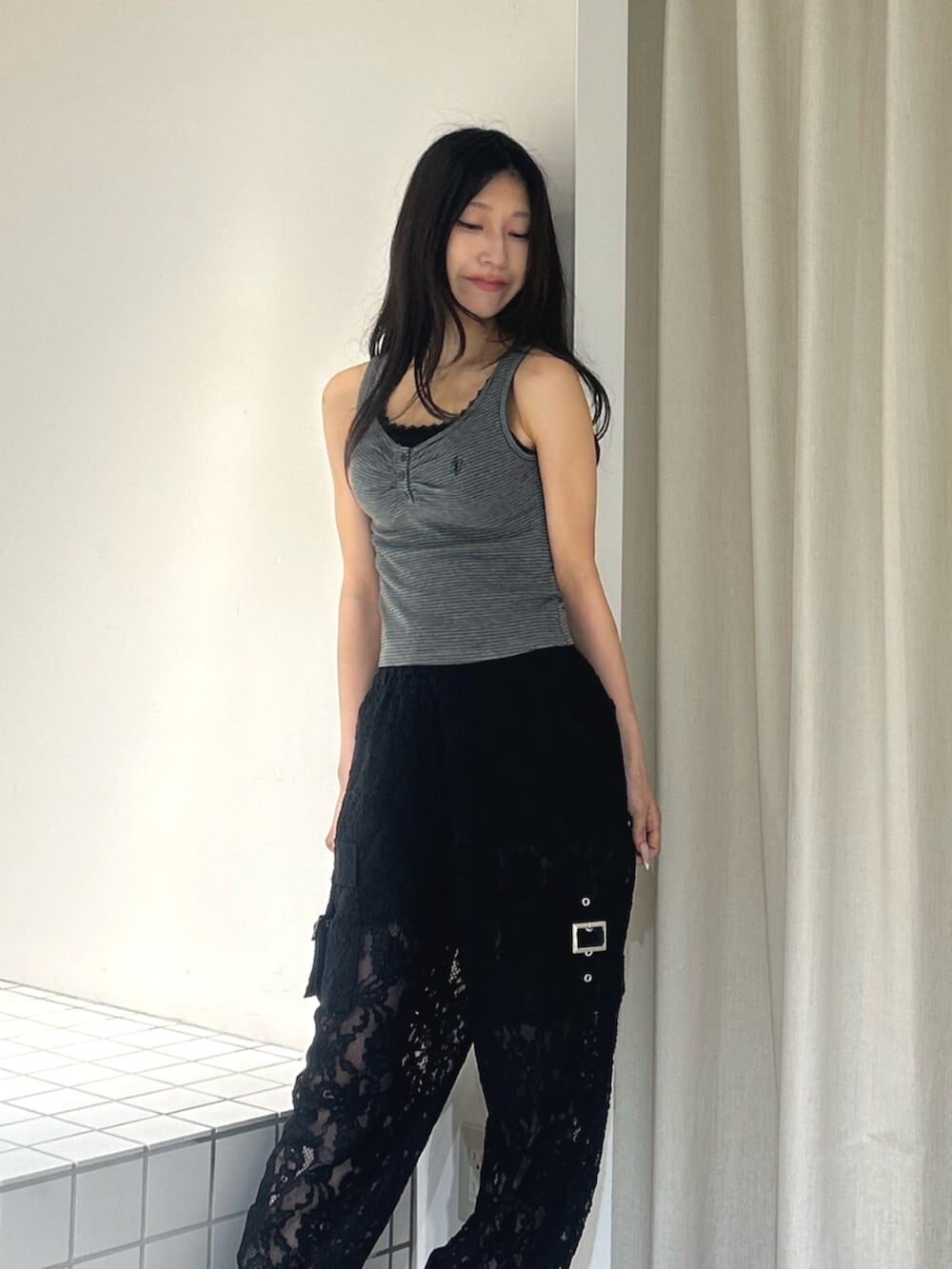ブラック系のパンプス、ブラック系のその他パンツ、グレー系のタンクトップを着用したレディースの夏コーディネートの4枚目の写真