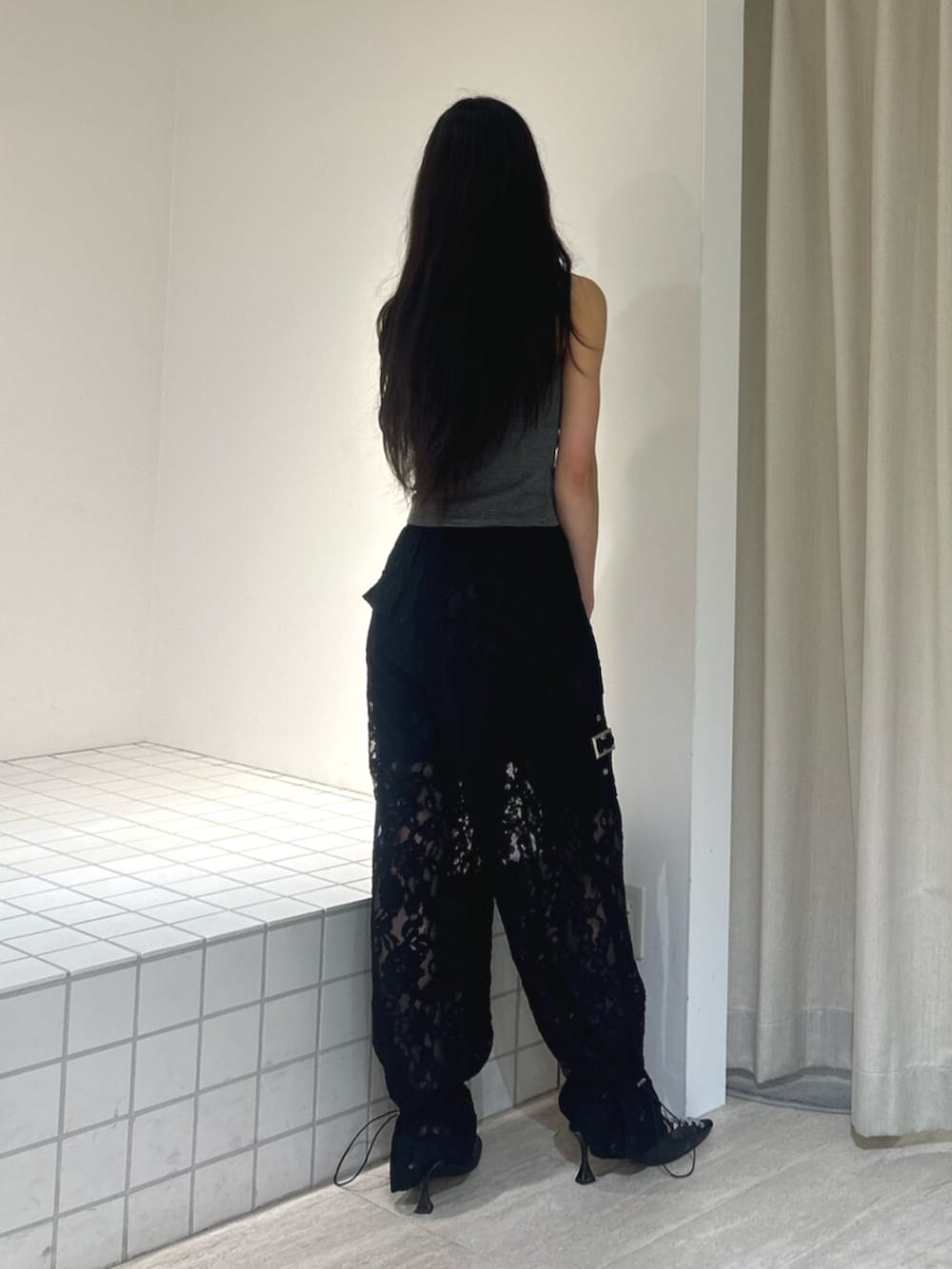 ブラック系のパンプス、ブラック系のその他パンツ、グレー系のタンクトップを着用したレディースの夏コーディネートの3枚目の写真
