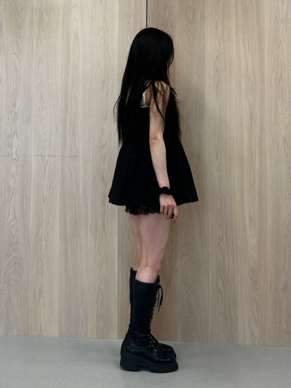ホワイト系のキャミソール、ブラック系のブーツ、ブラック系のその他パンツを着用したレディースの夏コーディネートの2枚目の写真