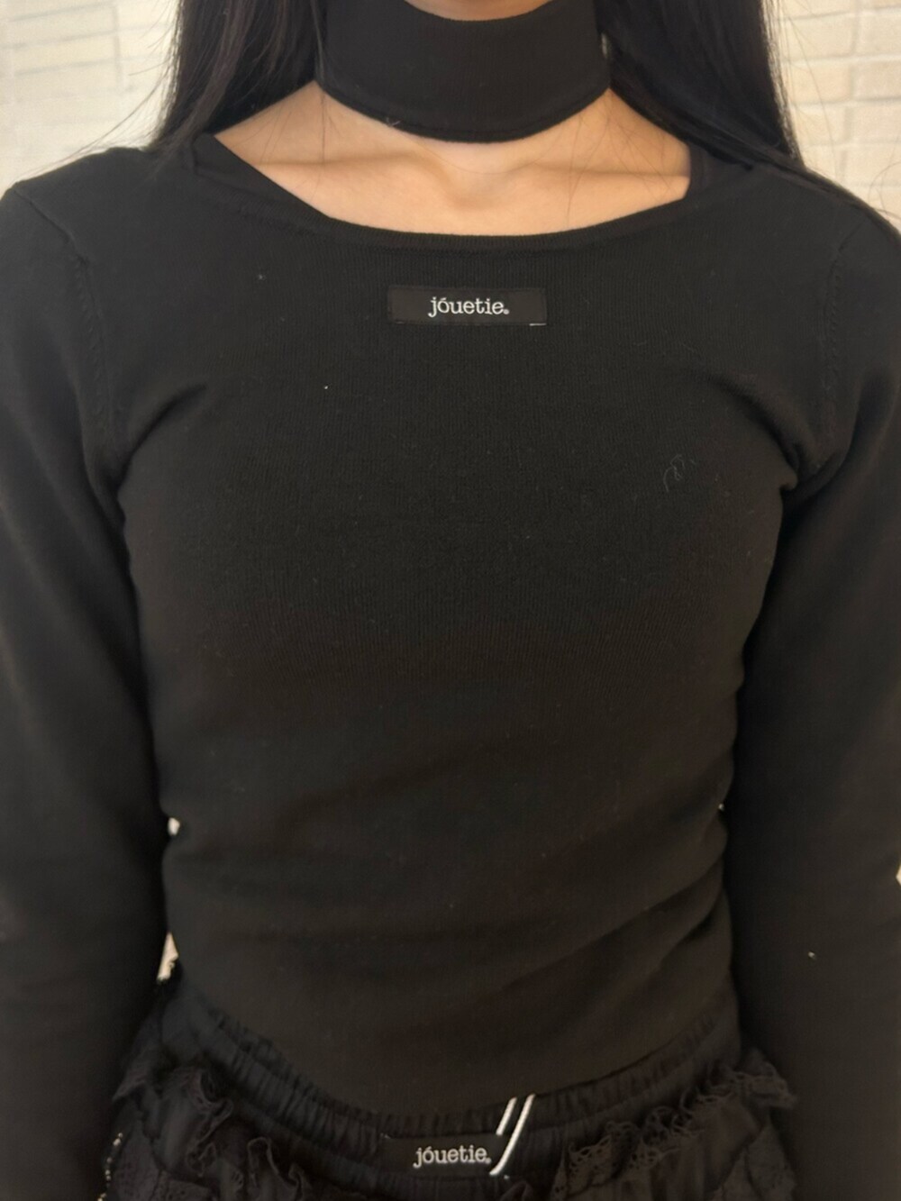 ブラック系のその他パンツ、ブラック系のニット/セーター、ブラック系のブーツを着用したレディースの冬コーディネートの5枚目の写真