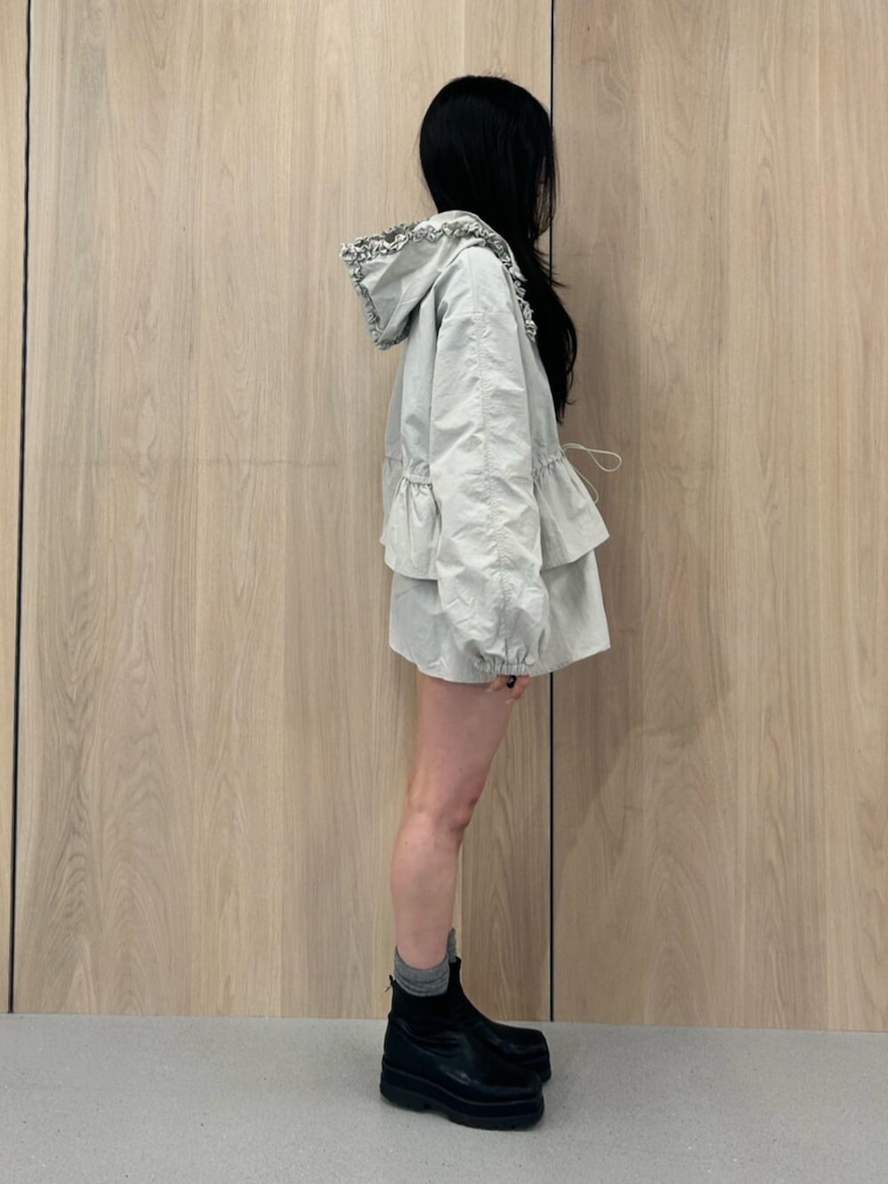 ホワイト系のナイロンジャケットを着用したレディースの春コーディネートの2枚目の写真