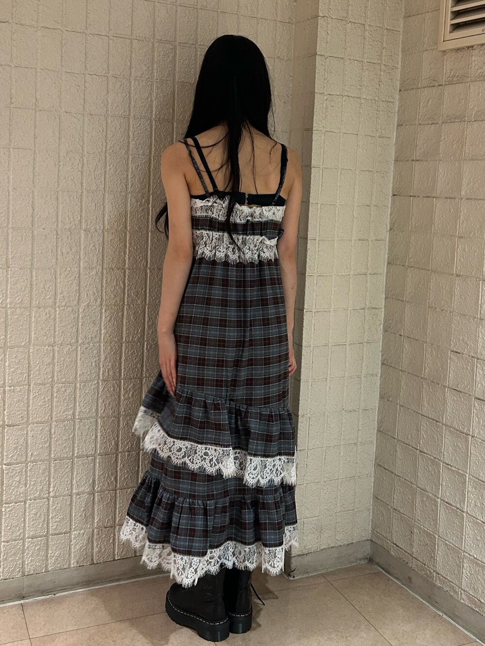 ブラウン系のワンピースを着用したレディースの秋コーディネートの3枚目の写真