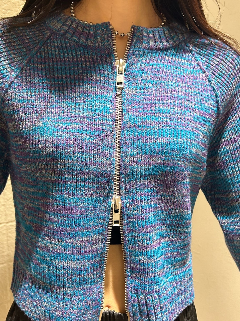 ブラック系のカーゴパンツ、ブルー系のカーディガン/ボレロを着用したレディースの夏コーディネートの4枚目の写真