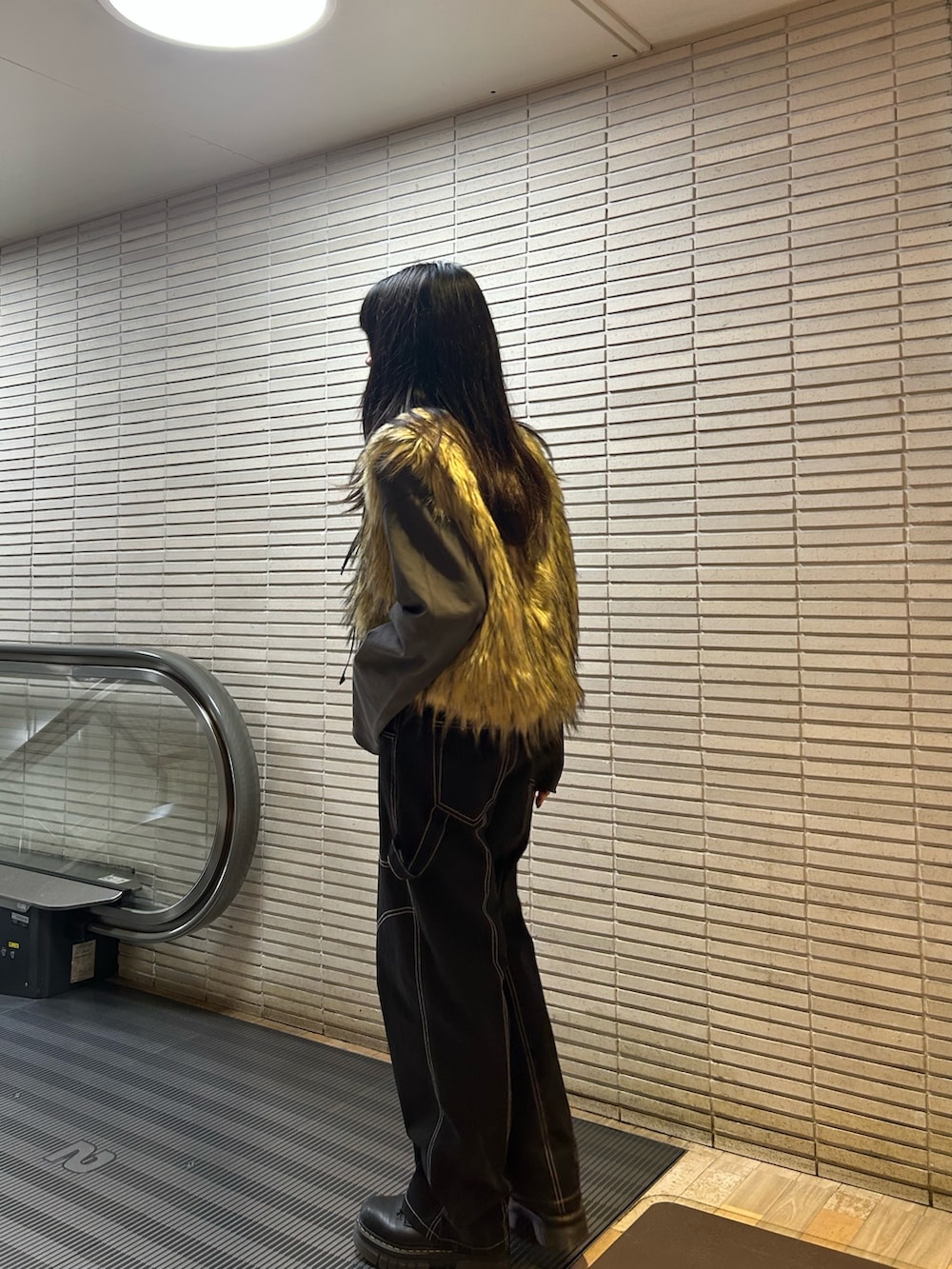 ブラック系のその他パンツ、ベージュ系のベスト、ブラック系のTシャツ/カットソーを着用したレディースの夏コーディネートの3枚目の写真