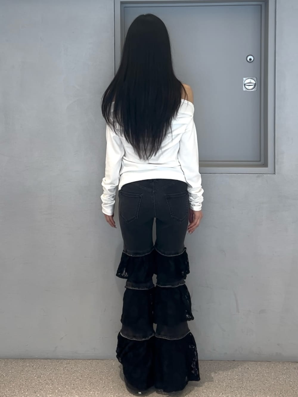 ホワイト系のTシャツ/カットソー、ブラック系のデニムパンツ、ゴールド系のパンプスを着用したレディースの春コーディネートの3枚目の写真