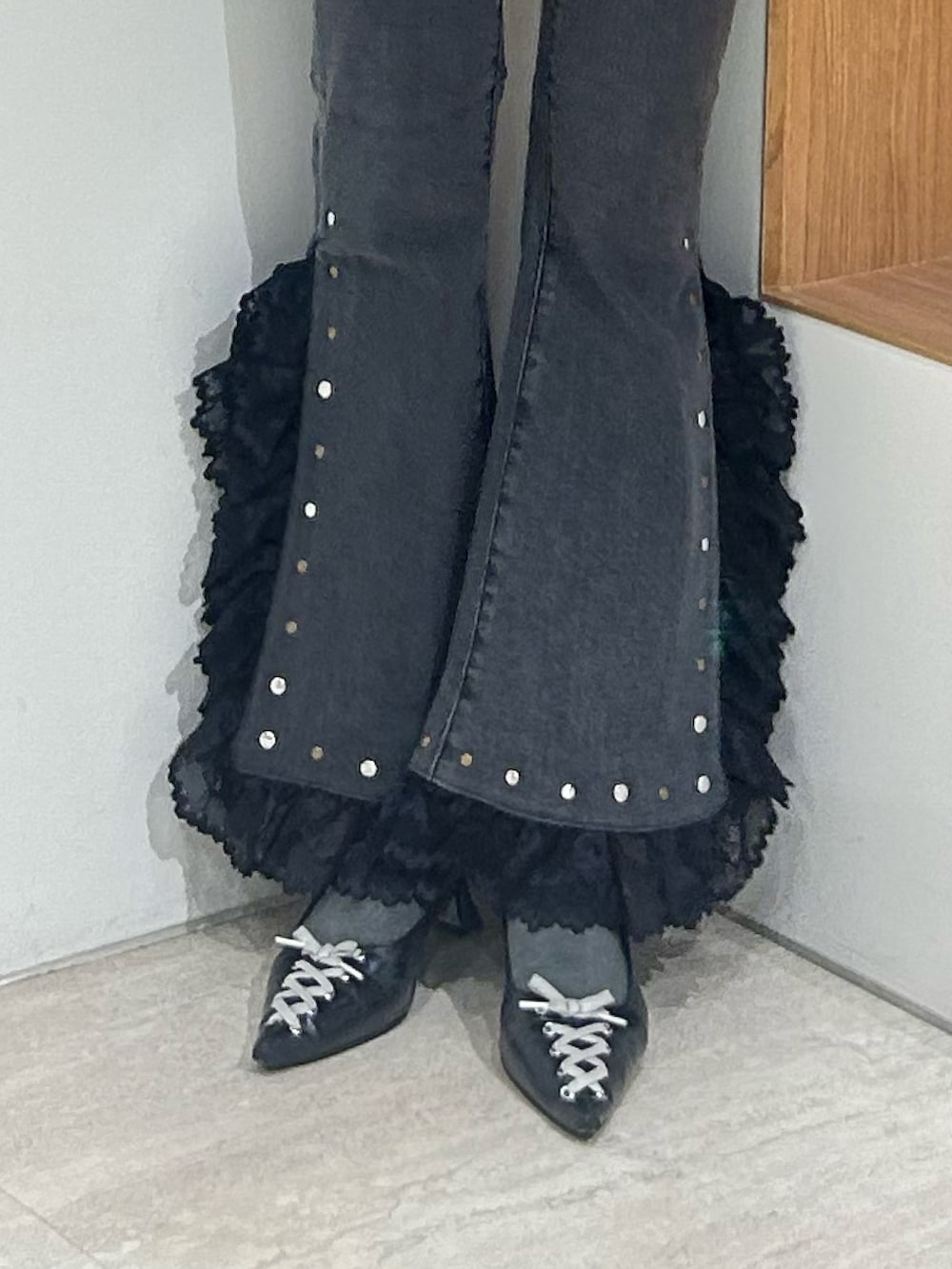 ブラック系のカーディガン/ボレロ、ブラック系のデニムパンツ、ブラック系のパンプスを着用したレディースの春コーディネートの6枚目の写真