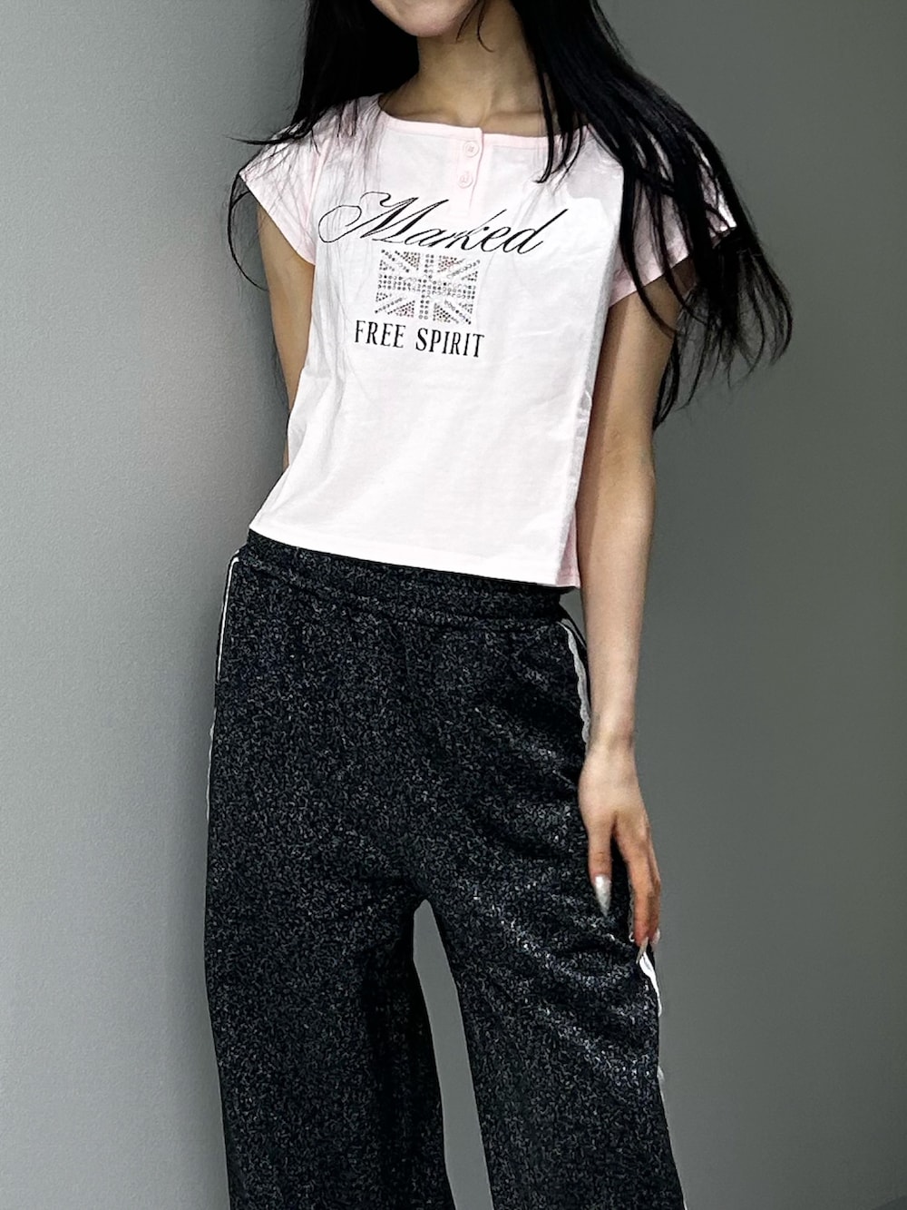 ブラック系のその他パンツ、ピンク系のTシャツ/カットソー、ブラック系のパンプスを着用したレディースの夏コーディネートの5枚目の写真