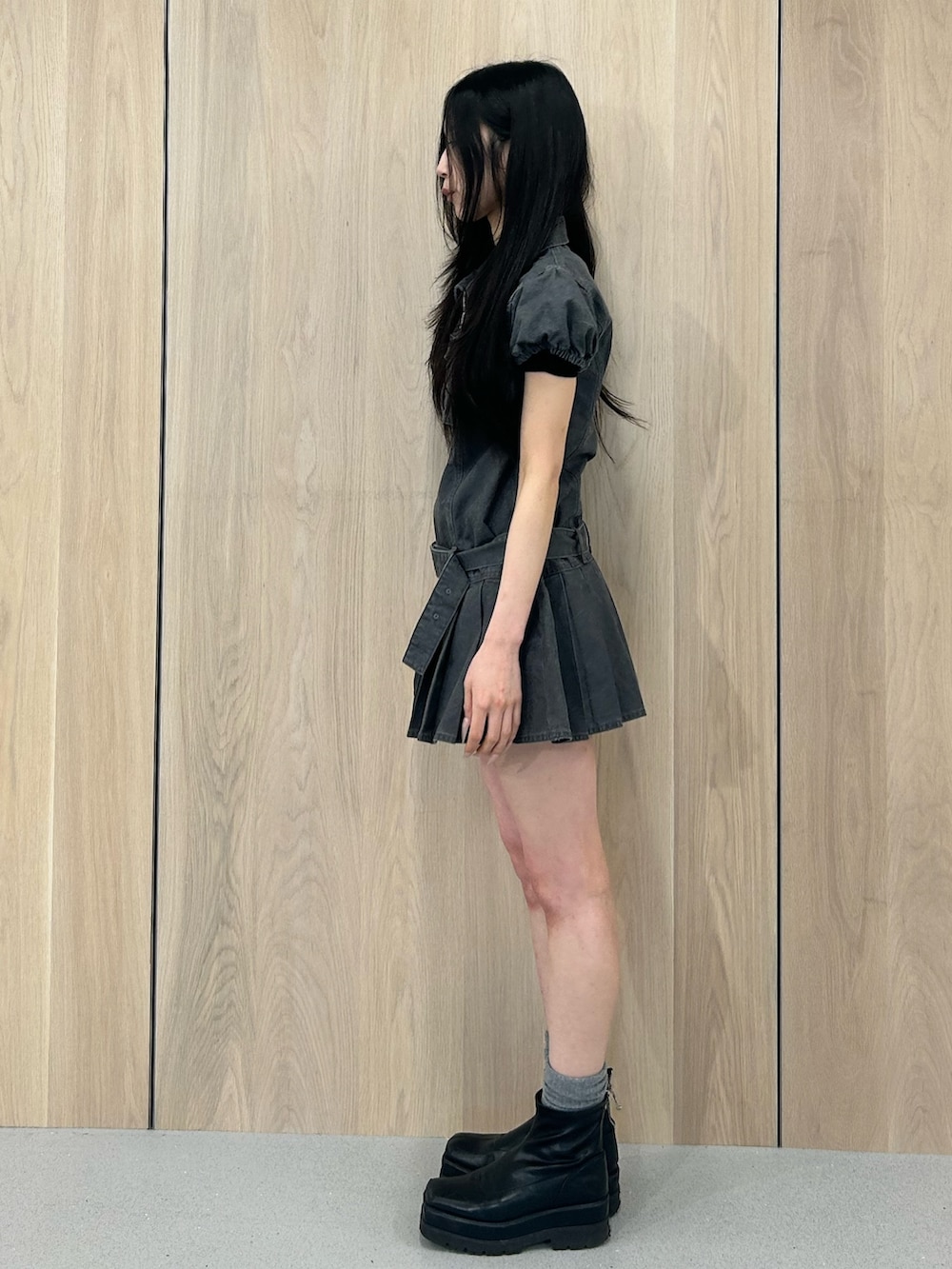 ブラック系のワンピースを着用したレディースの春コーディネートの2枚目の写真