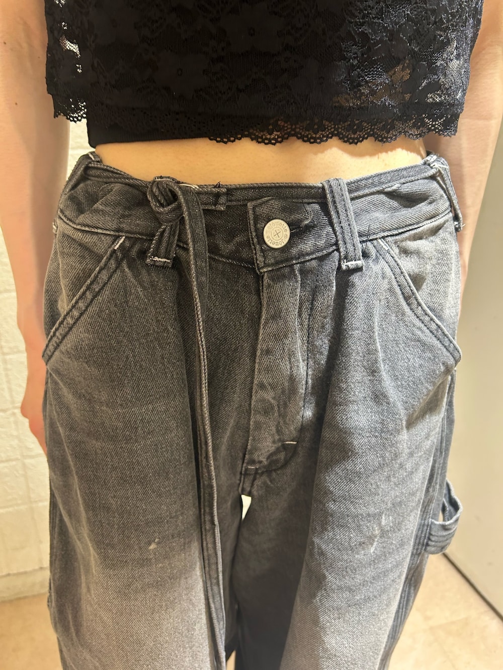 ブラック系のTシャツ/カットソー、ブラック系のデニムパンツを着用したレディースの夏コーディネートの7枚目の写真