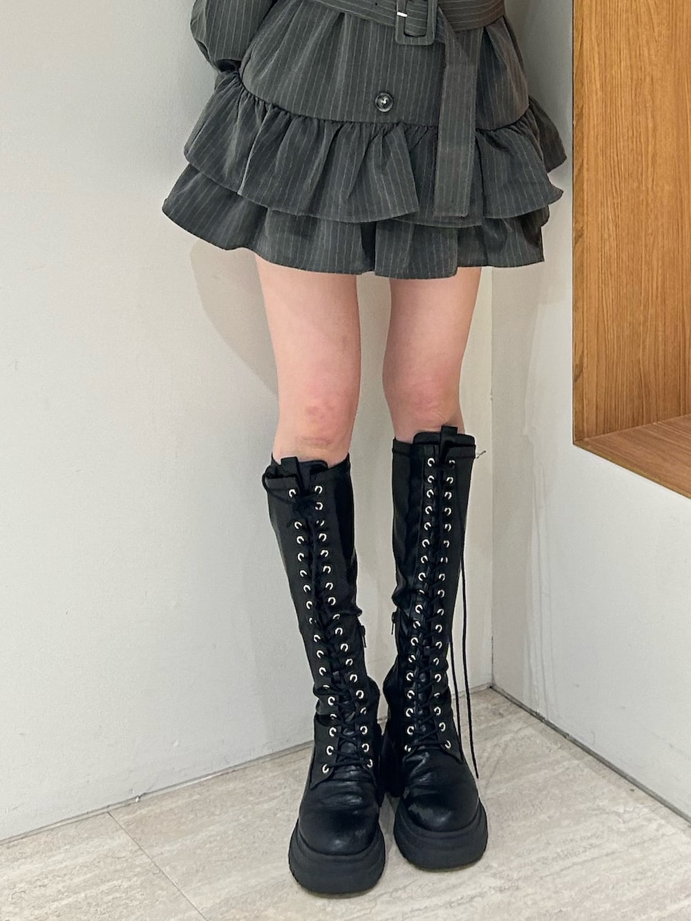 グレー系のワンピース、ブラック系のブーツを着用したレディースの冬コーディネートの6枚目の写真