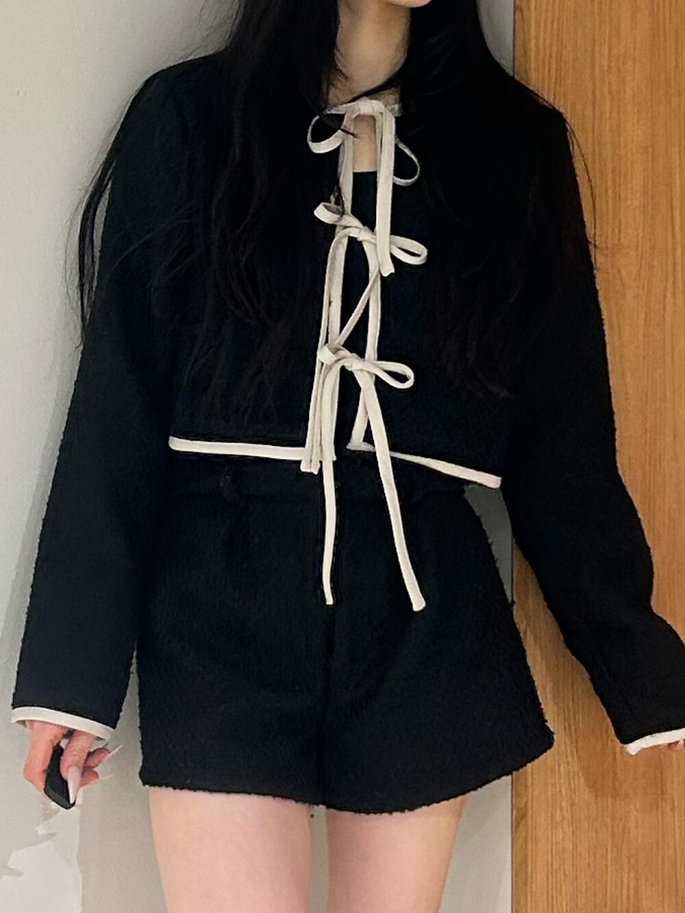 ブラック系のその他パンツ、ブラック系のノーカラージャケット、ブラック系のブーツを着用したレディースの冬コーディネートの5枚目の写真