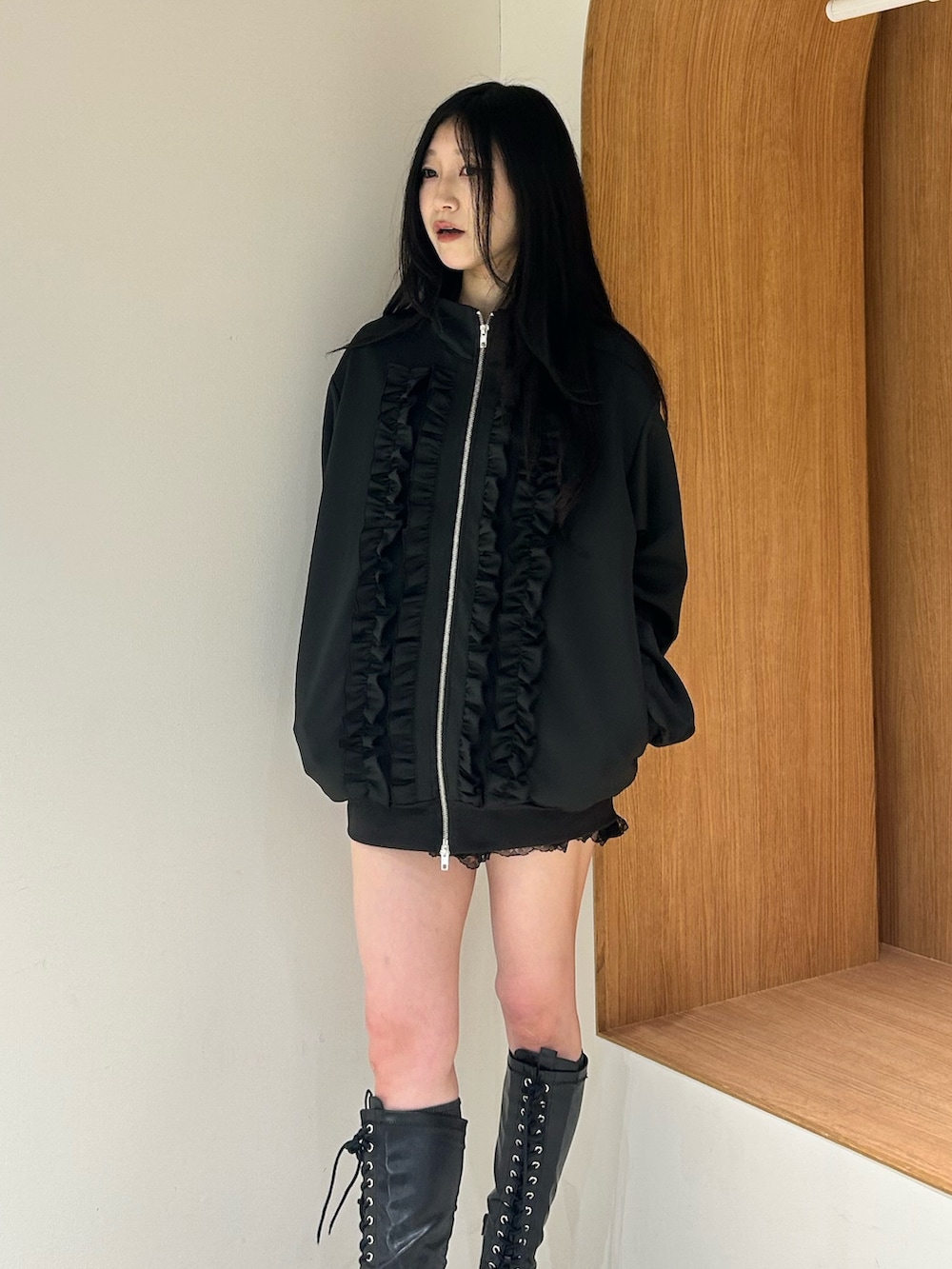 ブラック系のジャージ、ブラック系のブーツ、ブラック系のその他パンツを着用したレディースの冬コーディネートの4枚目の写真