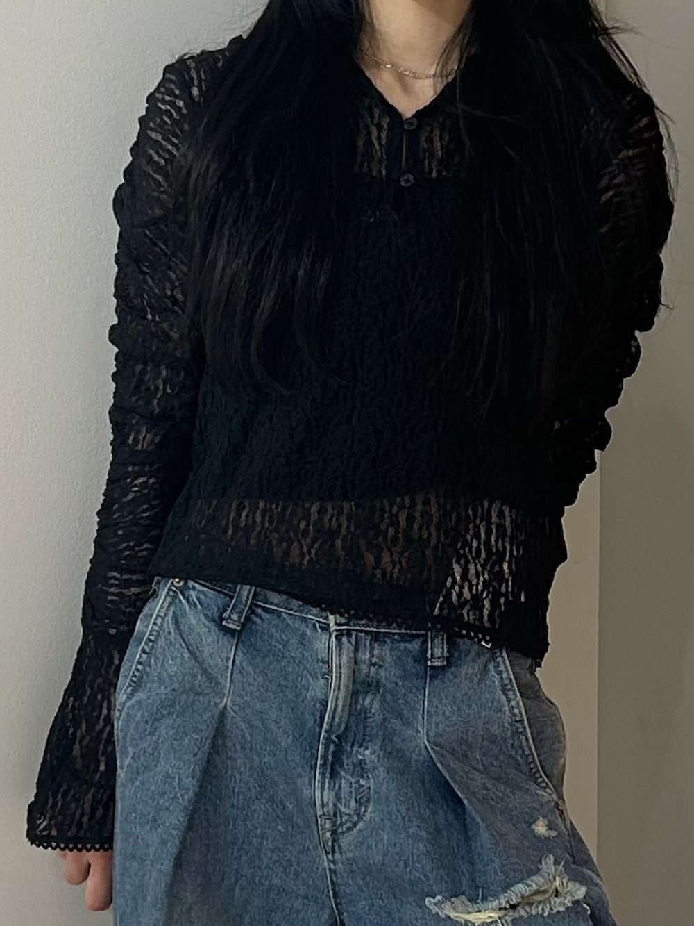 ブラック系のシャツ/ブラウス、ブルー系のデニムパンツ、ブラック系のその他シューズを着用したレディースの夏コーディネートの5枚目の写真