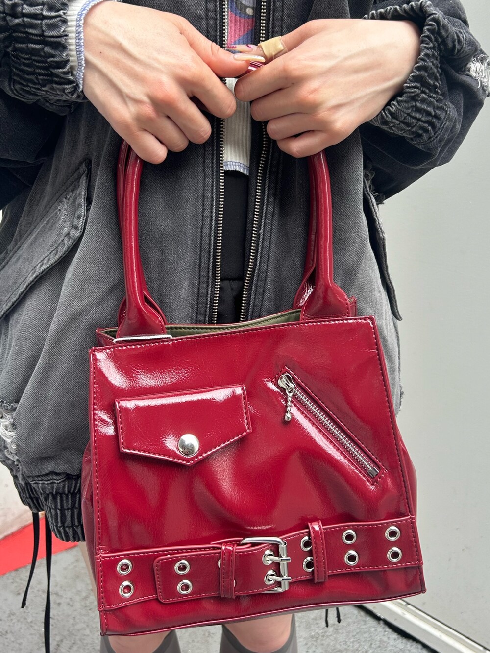 ホワイト系のTシャツ/カットソー、ブラック系のブルゾン、レッド系のハンドバッグを着用したレディースの秋コーディネートの8枚目の写真