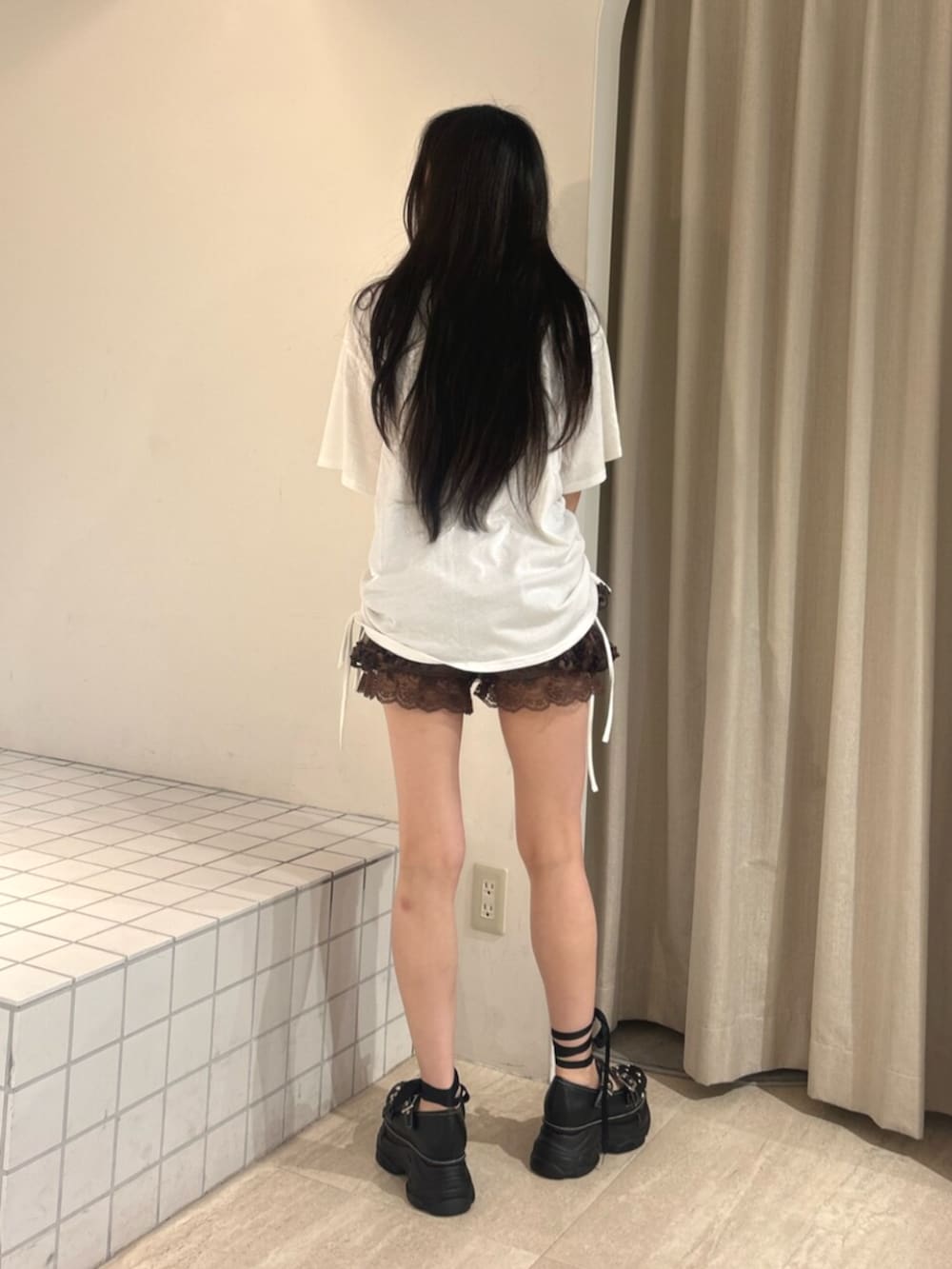 ブラウン系のその他パンツ、ブラック系のサンダル、ホワイト系のTシャツ/カットソーを着用したレディースの夏コーディネートの3枚目の写真