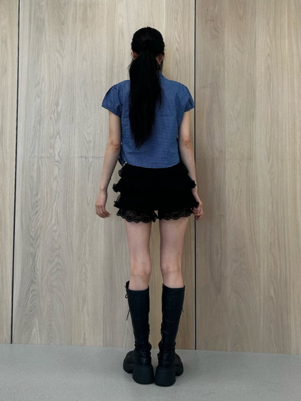 ホワイト系のキャミソール、ブラック系のブーツ、ブラック系のその他パンツを着用したレディースの夏コーディネートの4枚目の写真