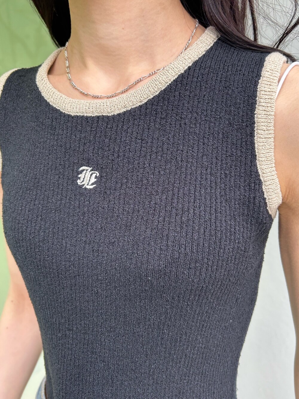 ブルー系のデニムパンツ、ブラック系のタンクトップを着用したレディースの春コーディネートの4枚目の写真