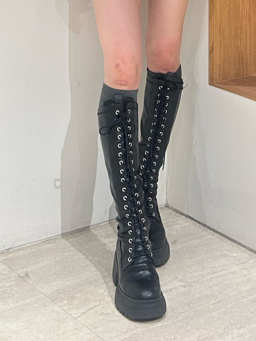 ブラック系のその他パンツ、ブラック系のノーカラージャケット、ブラック系のブーツを着用したレディースの冬コーディネートの6枚目の写真
