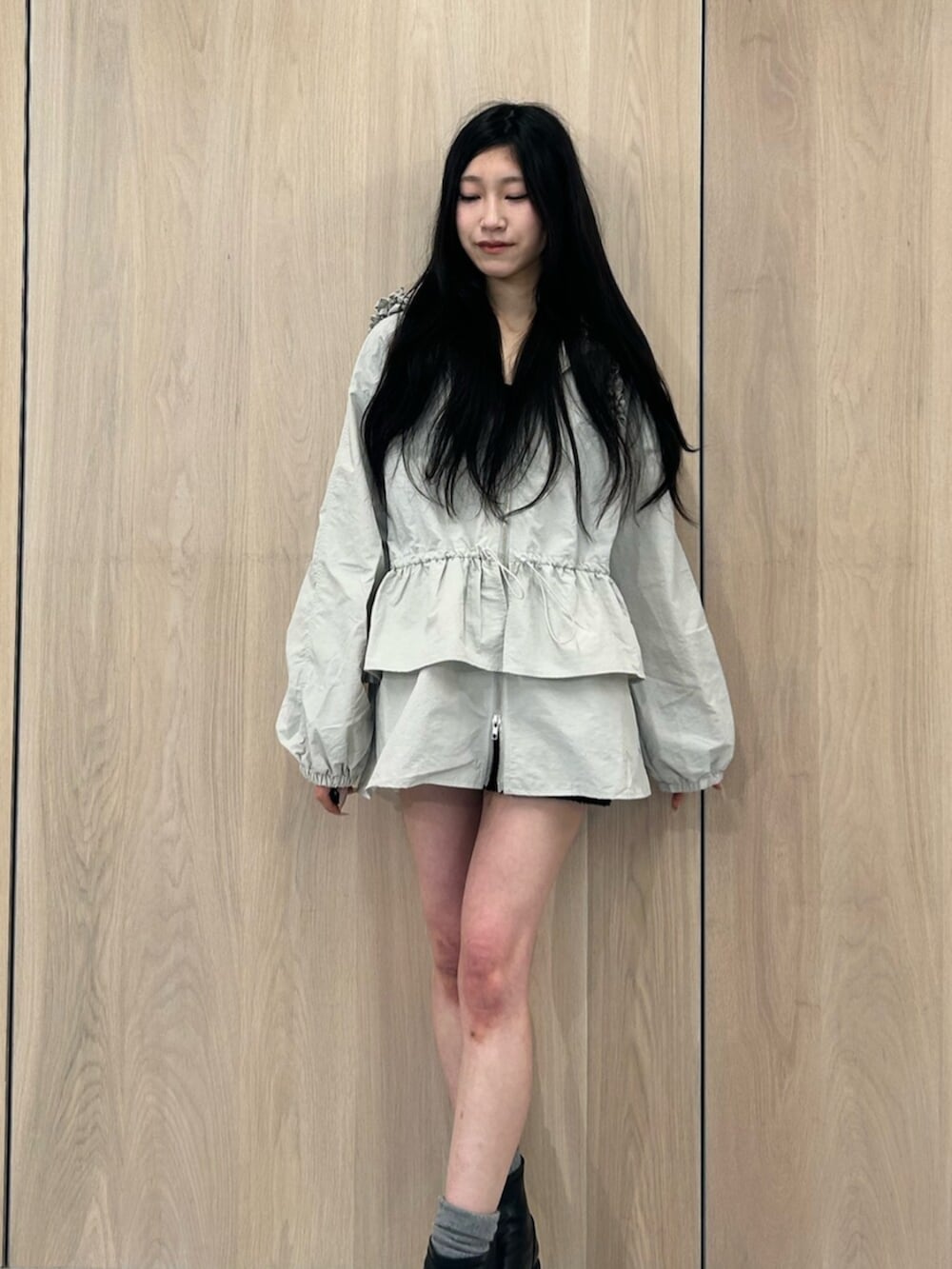 ホワイト系のナイロンジャケットを着用したレディースの春コーディネートの4枚目の写真