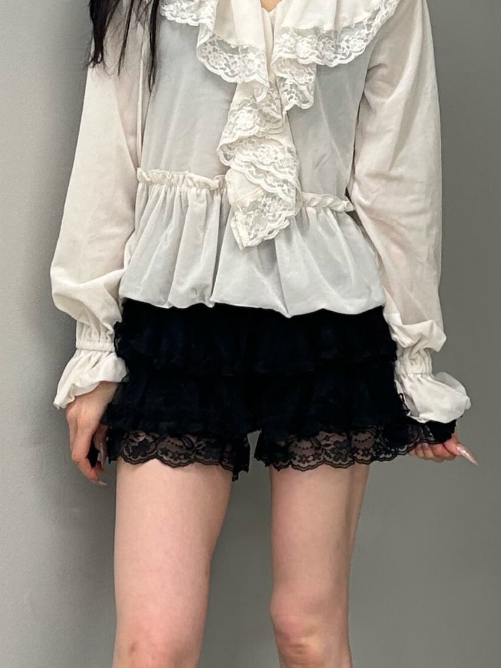 ブラック系のブーツ、ブラック系のその他パンツ、ホワイト系のシャツ/ブラウスを着用したレディースの秋コーディネートの6枚目の写真